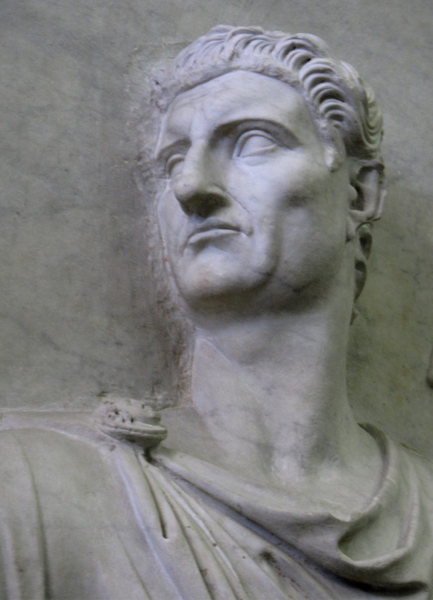 Domiciano recut en Nerva, detalle de un felief del Palazzo della Cancelleria, 81-96 C.E., mármol (Museo Gregoriano Profano, Museos Vaticanos, foto: Erin Taylor, CC BY-NC-ND 2.0)