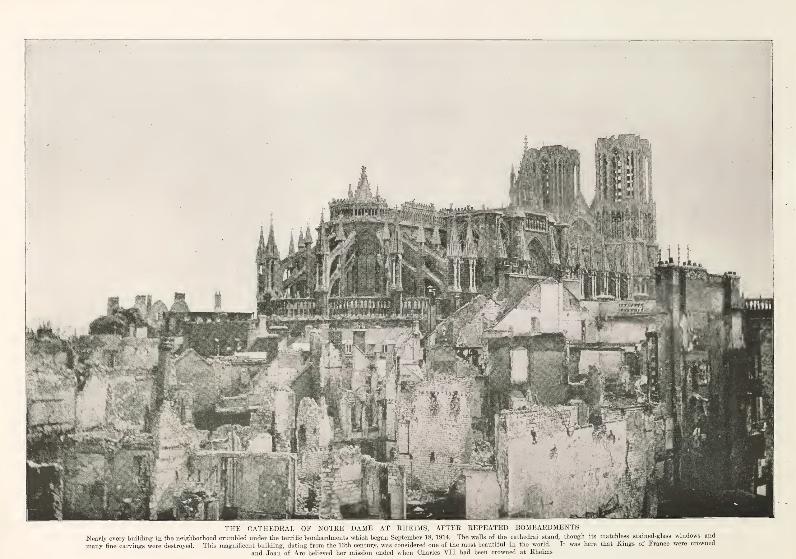 “La catedral de Notre Dame en Reims, después de repetidos bombardeos”, de Collier Photogrpahic History of the European War, de Francis J. Reynolds y C. W. Taylor, c. 1917