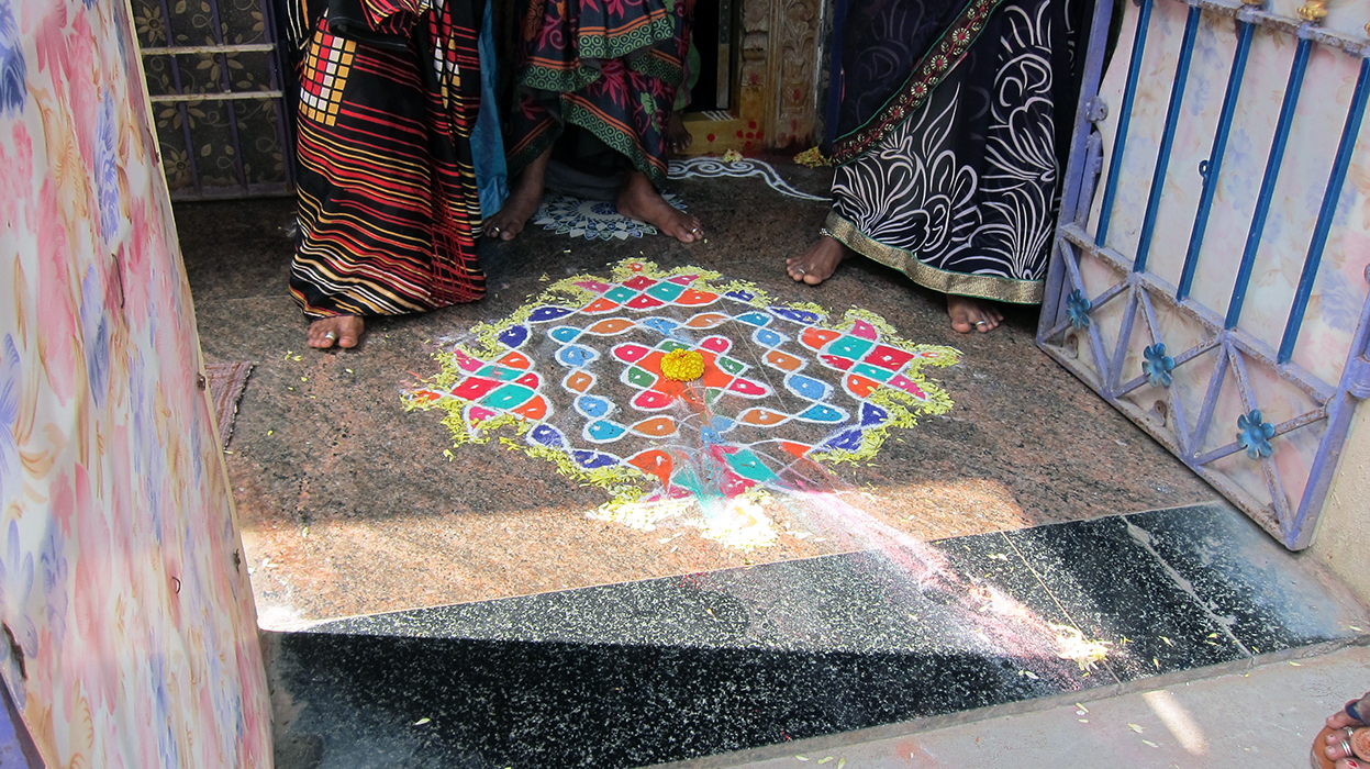 Patrones de alpana creados para el festival de Sankranti. Tirupathi, Andhra Pradesh, India, 2020 (foto: Dr. Cristin McKnight Sethi, CC BY-NC-SA 2.0)