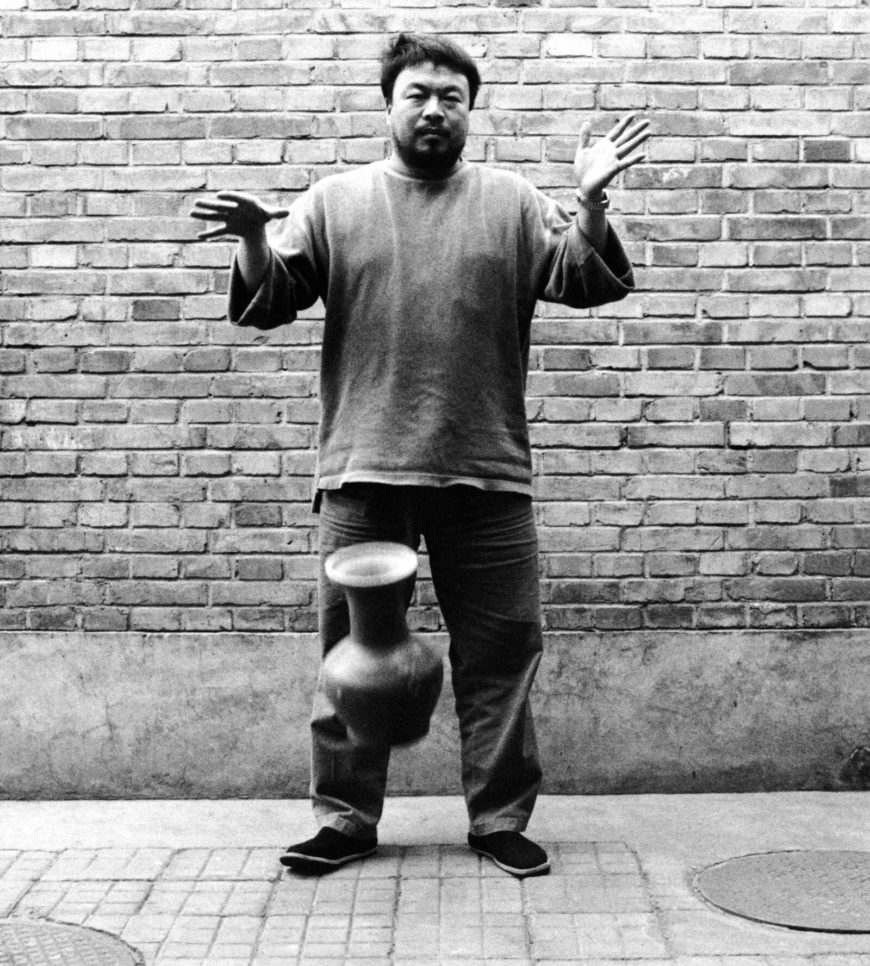 Ai Weiwei, Dejando caer una urna de la dinastía Han, 1995 (foto: © Ai Weiwei)
