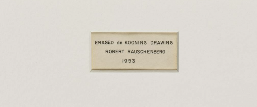 Etiqueta (detalle), Robert Rauschenberg, Borrado de Kooning Dibujo, 1953, huellas de medios de dibujo sobre papel con etiqueta y marco dorado, 64.14 cm x 55.25 cm (© Fundación Robert Rauschenberg, SFMOMA)