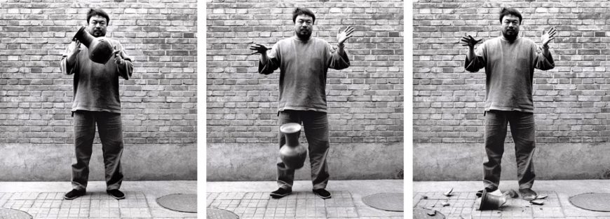 Ai Weiwei, Dejando caer una urna de la dinastía Han, 1995 (impreso 2017), Tres impresiones en gelatina de plata, 148 x 121 cm cada una (foto: © Ai Weiwei)