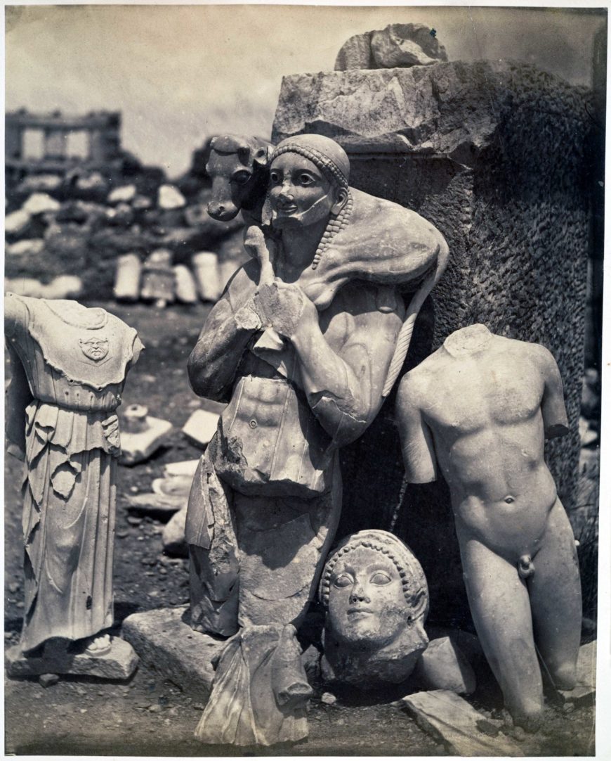 El Portador del Becerro y el Niño de los Kritios Poco Después de la Exhumación en la Acrópolis, 1865, impresión de plata a la albúmina de vidrio negativo, 27.7 × 21.8 cm (El Museo Metropolitano de Arte)