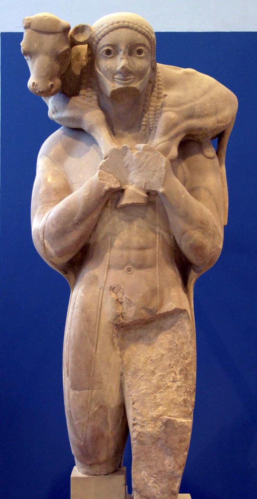 El Moschóforo o Becerro, c. 570 a.C.E., mármol 165 m de altura (Museo de la Acrópolis de Atenas; foto: Marysas, CC BY-SA 2.5)