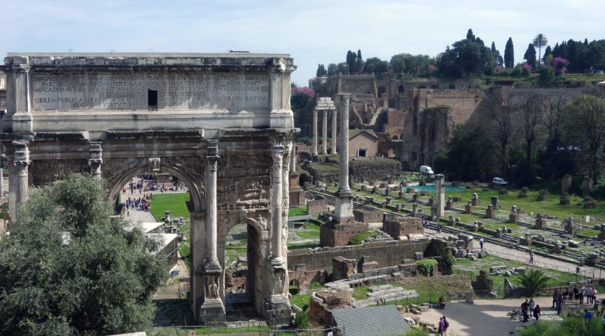 Vista del Foro Romano, con el Arco de Septimio Severo, a la izquierda, y la Columna de Focas en el centro