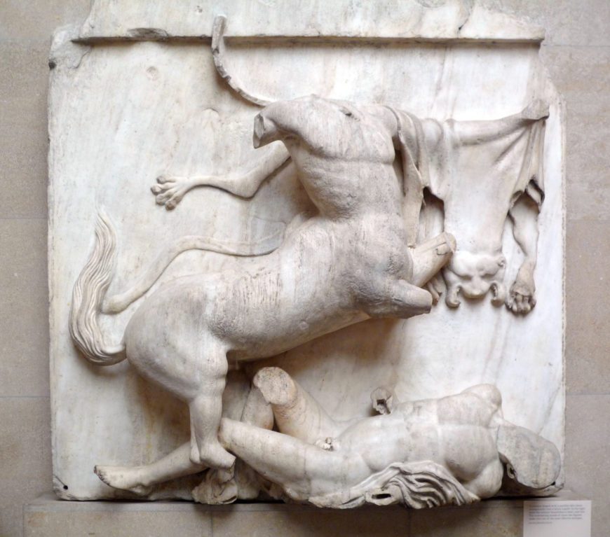 Batalla de los lapitos y centauros, Metopas del Partenón, flanco sur, mármol, c. 440 a.C.E., Periodo Clásico (Museo Británico, Londres)