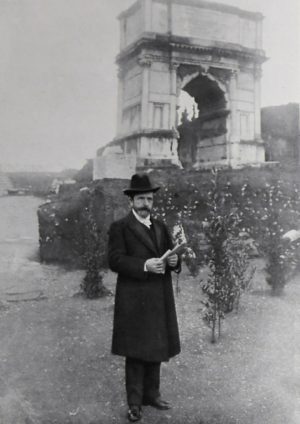 El arqueólogo italiano Giacomo Boni (1859-1925) en el Foro Romano frente al Arco de Tito, Roma, Italia, de L'Illustrazione Italiana, Año XXXIV, No 7, 17 de febrero de 1907.