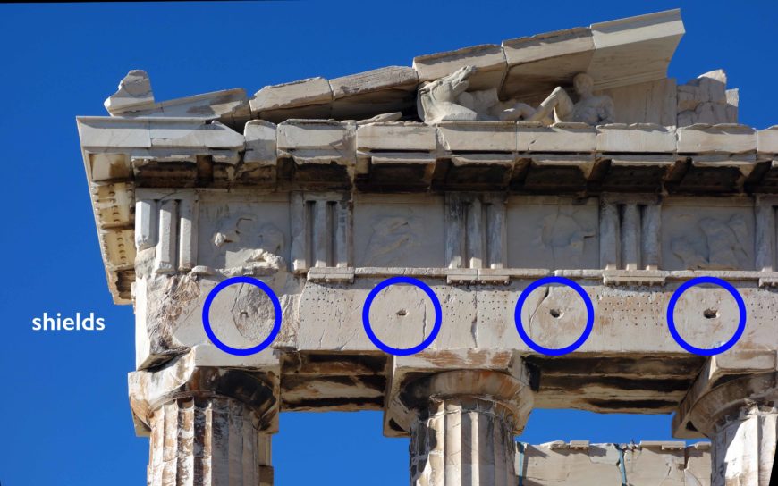 Partenón con escudos persas de Alejandro Magno justo debajo de las metopas