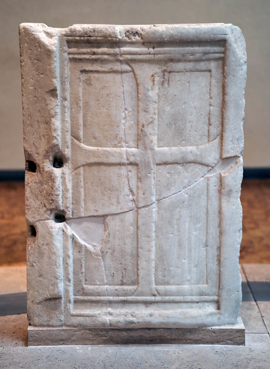 Losa de cierre de mármol con cruz en relieve, del púlpito del Partenón cristiano. Siglo 5-VI (Museo Bizantino y Cristiano, Atenas)
