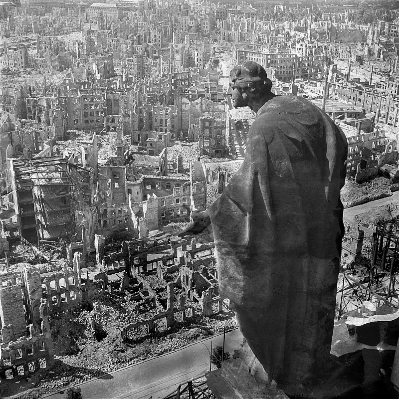 Walter Hahn, Dresde: vista del centro de la ciudad destruida desde la torre del ayuntamiento con escultura, 1945 (CC BY-SA 3.0 DE)