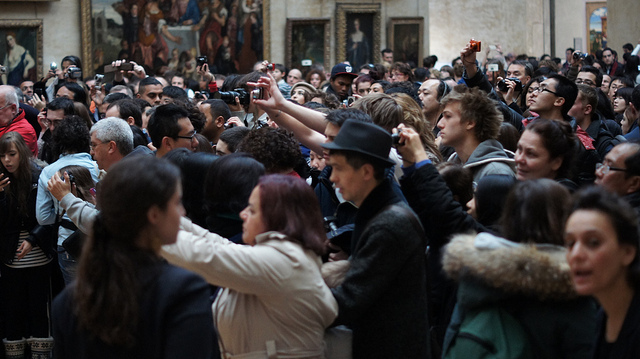 Personas tomando fotos de la Mona Lisa, foto: Heather Anne Campbell (CC BY-NC-ND 2.0)
