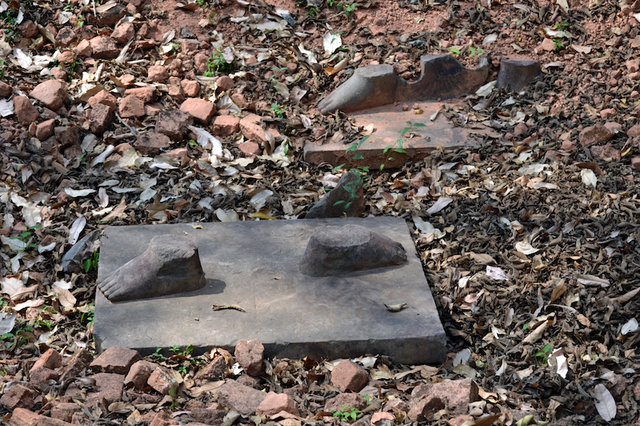 Pedestal con fragmentos de pies, Prasat Chen, Koh Ker, foto: © Simon Warrack, con permiso, todos los derechos reservados