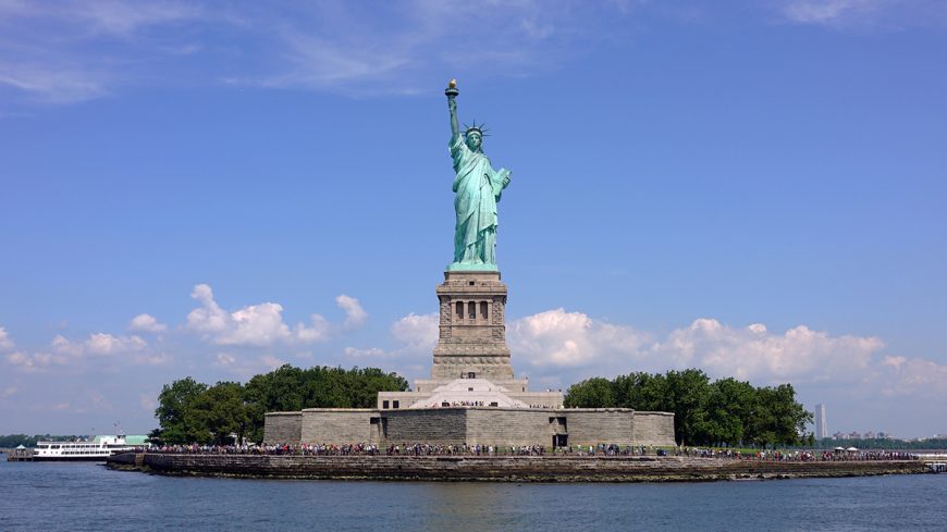 Frédéric-Auguste Bartholdi (escultor), Gustave Eiffel (estructura interior), Richard Morris Hunt (base), Estatua de la Libertad, iniciada 1875, dedicada 1886, exterior de cobre, 151 pies 1 pulgada/46 m de altura (estatua), Puerto de Nueva York