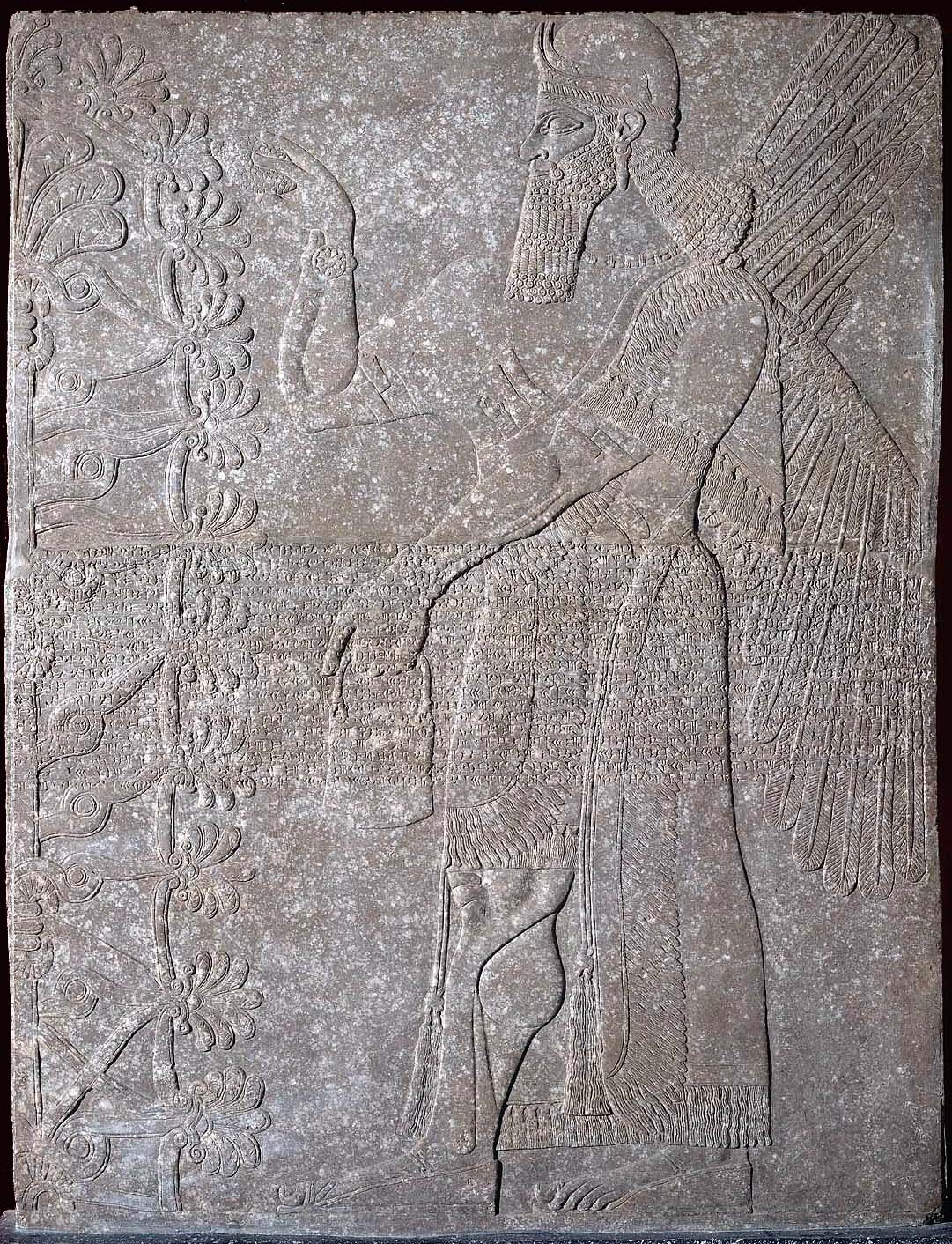 Relieve de una deidad protectora del Palacio Noroeste, Nimrud, Irak, Asirio, reinado de Ashurnasirpal II, 883—859 a.C.E., yeso, 221.7 x 176.3 cm (87 5/16 x 69 7/16 pulgadas) excavado por Sir Henry Layard por la década de 1850 (Museo de Bellas Artes, Boston)