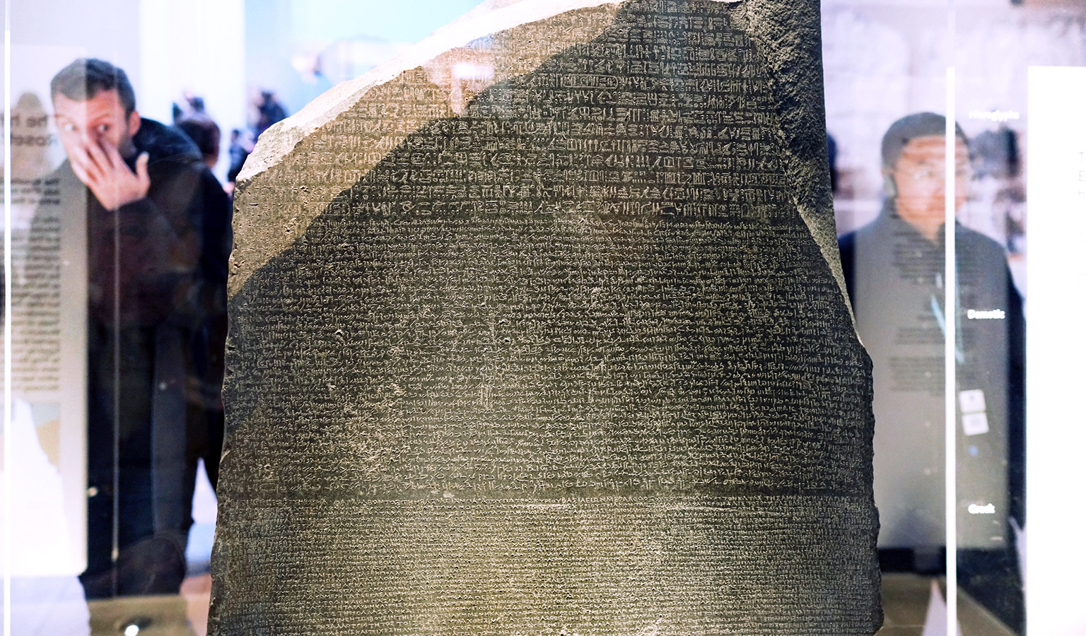 Visitantes ven la Piedra Rosetta en el Museo Británico (foto: Dr. Steven Zucker, CC BY-NC-SA 2.0)