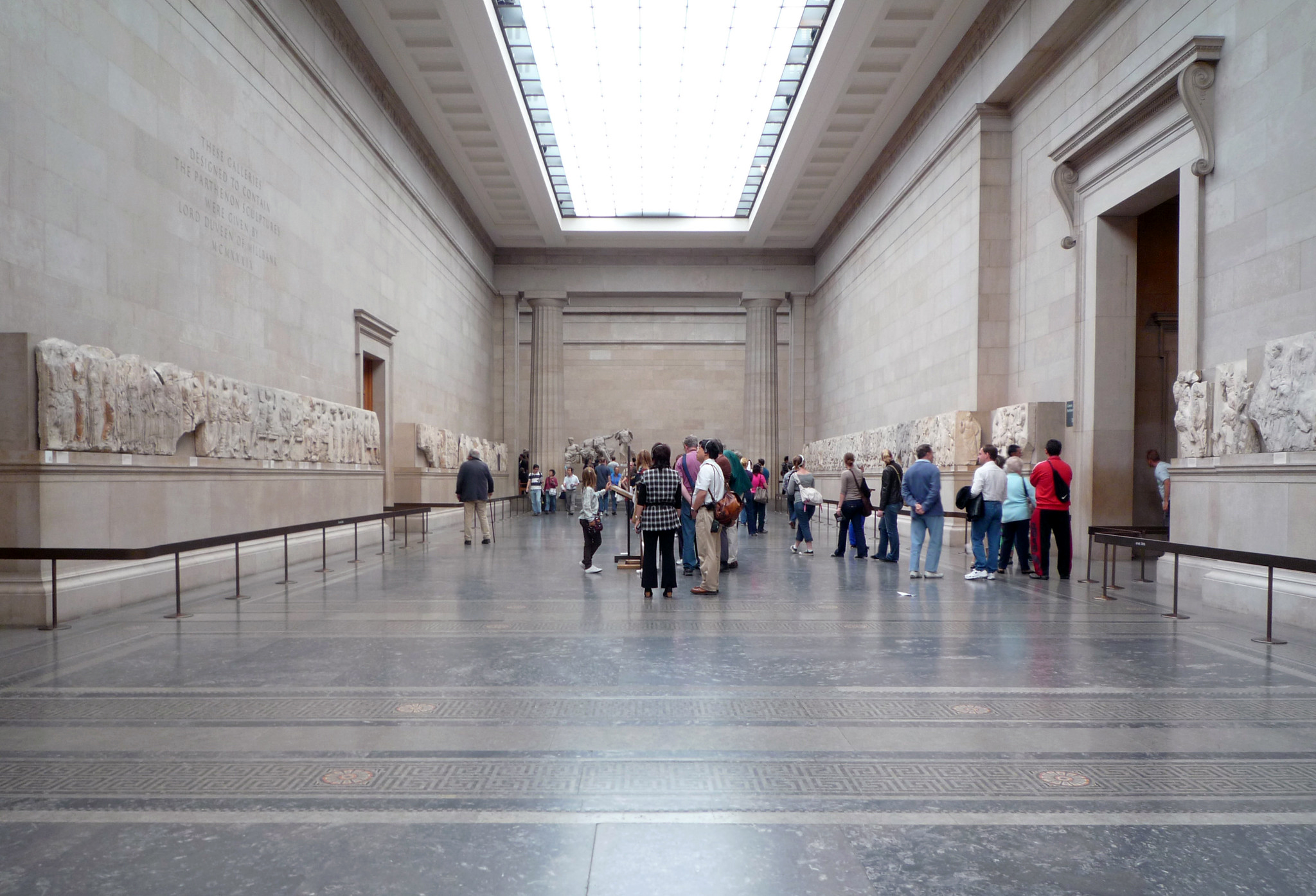 Sala Duveen, Museo Británico, Phidias (?) , Friso de Partenón, c. 438-32 B.C.E., mármol pentélico (420 pies lineales de los 525 que completan el friso están en el Museo Británico, foto: Dr. Steven Zucker, CC BY-NC-SA 2.0)