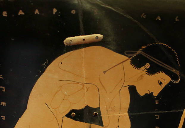 Євфроній, Сарпедон Кратер, (підписаний Евксифеєм як гончар і Євфроніос як художник), деталь, що показує ремонт, c. 515 до н.е., червонофігурна теракота, діаметр 55,1 см (Національний музей Cerite, Черветері, Італія, фото: Sailko, CC BY 3.0)
