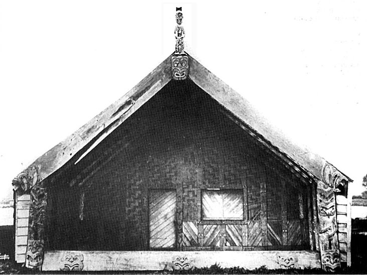 Paikea en su ubicación original en lo alto de la casa de reuniones maorí, Te Kani a Takirau