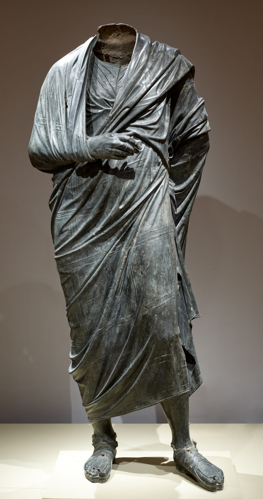 Estatua de bronce identificada como Marco Aurelio, probablemente uno de una gran cantidad de bronces que fueron saqueados de un sitio arqueológico en el sur de Turquía llamado Bubon en la década de 1960 y vendidos a coleccionistas y museos estadounidenses en décadas posteriores (Cleveland Museum of Art)