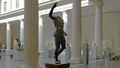 Бронзова статуя оголеної