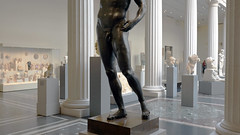 Estatua de bronce de un desnudo