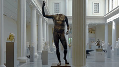 Estatua de bronce de un desnudo