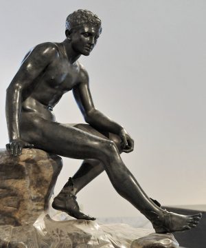 Mercurio sentado (también conocido como Hermes en reposo), copia de bronce romano de un bronce griego antiguo, 105 cm (Museo Nazionale, Nápoles) (foto: Marie-Lan Nguyen, CC BY 2.5)