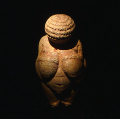 Venus de Willendorf, mirando hacia abajo