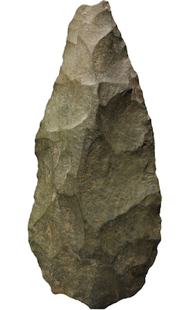 Handaxe, нижній палеоліт, близько 1,8 мільйона років, знайдений в ущелині Олдувай, Танзанія, Африка, тверда зелена вулканічна лава (фоноліт), 23,8 х 10 см © Опікуни Британського музею