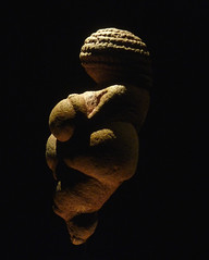 Venus de Willendorf, Izquierda