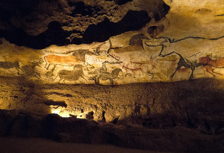 Muro izquierdo del Salón de los Toros, Lascaux II (réplica de la cueva original, que está cerrada al público). Cueva original: c. 16,000-14,000 BCE, 11 pies y 6 pulgadas de largo