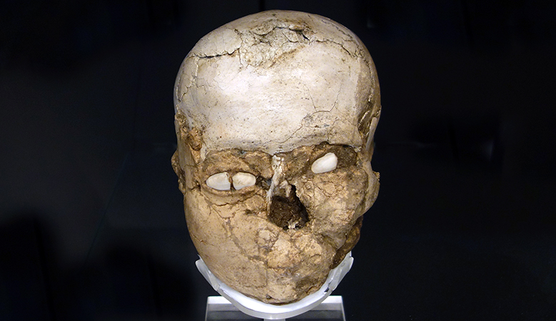 Cráneo humano enlucido de Jericó, Pre-Pottery Neolítico B, c. 7200 a.C.E. (El Museo Británico)