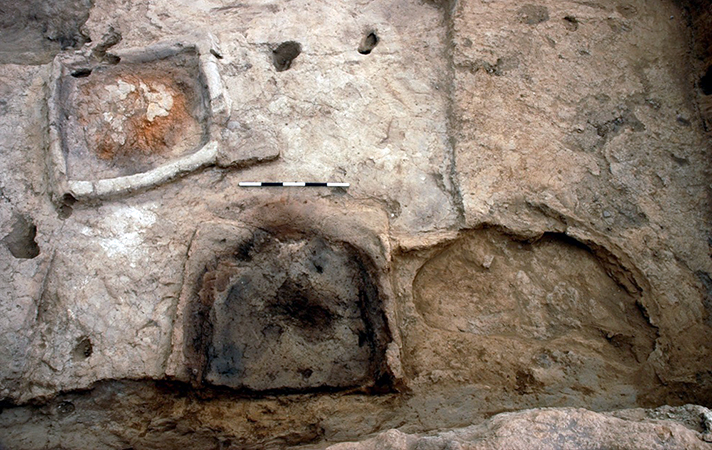De izquierda a derecha: Un corte de solera, horno y escalera en el Edificio 56, Zona Sur, Çatalhöyük (foto: 20060617_jpq_004, CC: BY-NC-SA 2.0)