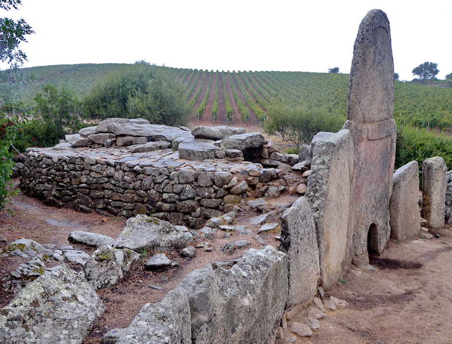 Arzachena, tumba gigante Coddu Vecchiu (foto: Roionx, CC BY-SA 3.0)