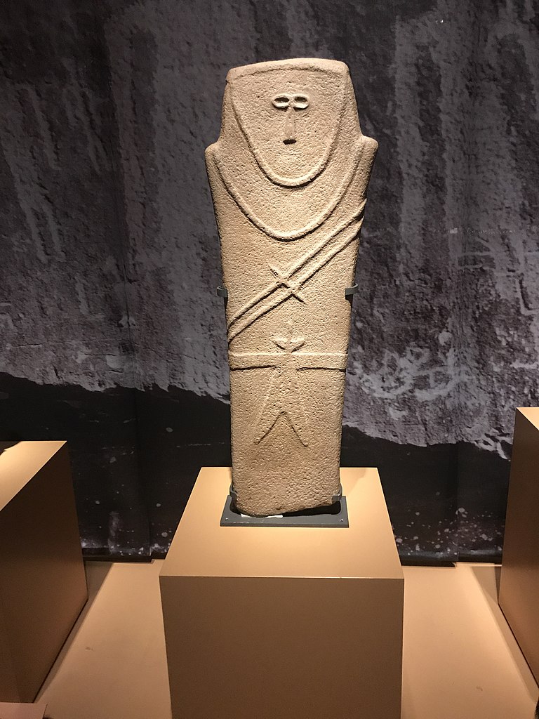 Estela antropomórfica, El-Maakir-Qaryat al-kaafa cerca de Ha'il, Arabia Saudita, 4to milenio a. C. (4000-3000 a. C.), arenisca, 92 x 21 cm (Museo Nacional, Riad)
