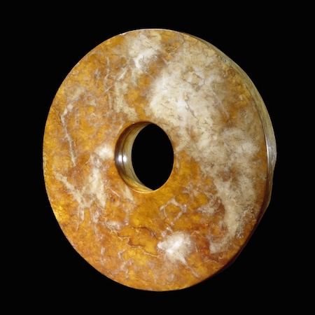 Disco de jade, o bi, cultura Liangzhu, c. 2500 a.C.E., 18 cm de diámetro © Colección Privada, © Fideicomisarios del Museo Británico