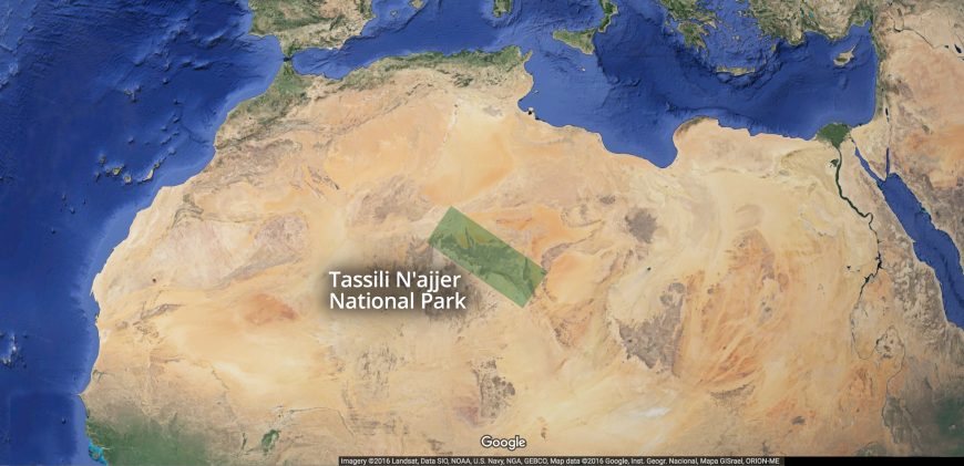 Mapa de Tassili n'Ajjer es un nombre Tamahaq que significa “meseta” del pueblo Ajjer (el Kel Ajjer es un grupo de tribus cuyo territorio tradicional estaba aquí). Gran parte de la meseta de 1,500-2.100 metros de altura está protegida por un Parque Nacional de 80,000 kilómetros cuadrados. África