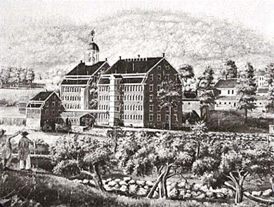 Uma gravura retrata os edifícios da Boston Manufacturing Company e o rio e a vegetação ao lado deles.