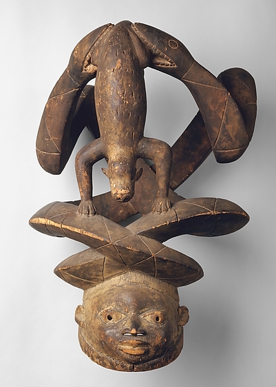 Máscara Casco (Gelede), siglo XX, Nigeria o República de Benin, pueblo yoruba, grupo Ketu, madera, 57.2 x 38.7 x 45.7 cm (The Metropolitan Museum of Art)