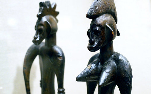 Figuras masculinas y femeninas del altar de Poro (Ndeo)