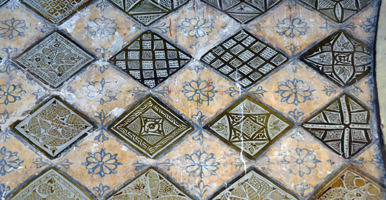 View of lustre tiles that surround the mihrab (photo: Richard Mortel, CC BY-NC-SA 2.0) 