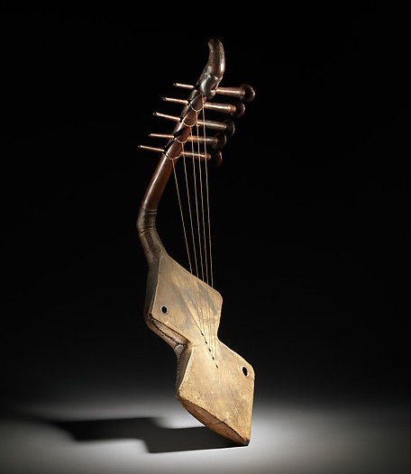 Figurative Harp (Domu), 19th&ndash;20th century, Democratic Republic of the Congo, Mangbetu peoples, wood and hide, 52.1 x 48.3 cm (The Metropolitan Museum of Art)
