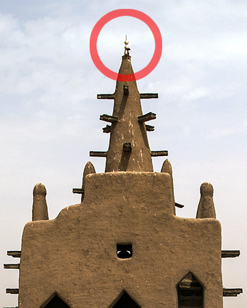 Huevos de avestruz rodeados en rojo (detalle), Gran Mezquita de Djenné, Mali, 1907 (foto: un_photo, CC BY-NC-ND 2.0)