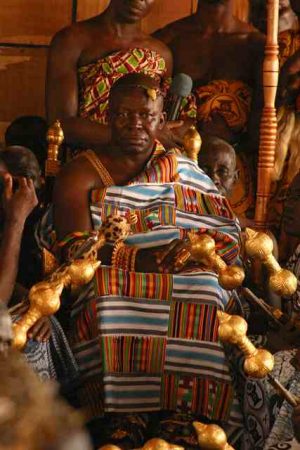 Rey Asantehene Osei Tutu II vistiendo tela kente, 2005 (foto: Retlaw Snellac, CC BY 2.0)