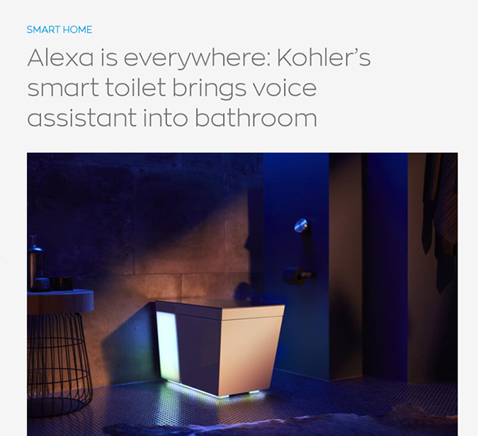Des toilettes rectangulaires à côté d'un lavabo avec une légende sur laquelle on peut lire « Alexa est partout : les toilettes intelligentes de Kohler apportent un assistant vocal à la salle de bains ».