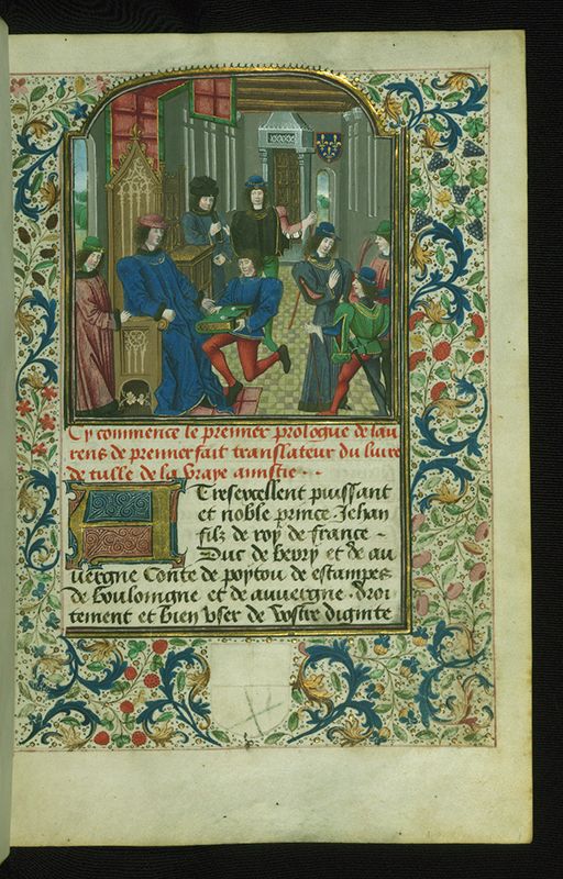 Página de um manuscrito iluminado, com uma imagem de várias figuras em um salão ornamentado, um painel de texto e rolos e flores decorativos.