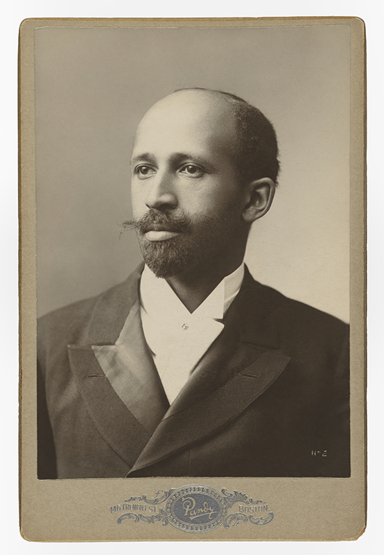 صورة استوديو لـ W.E.B. Du Bois. يرتدي سترة رسمية ويرتدي لحيته وشاربه المشذبة بعناية.