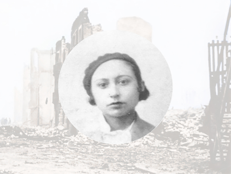 Uma foto de Lucia Sanchez Saornil é colocada sobre uma fotografia de um prédio que foi destruído por uma bomba. A concha do edifício é visível nas laterais da fotografia, e os escombros do prédio são visíveis abaixo da fotografia.