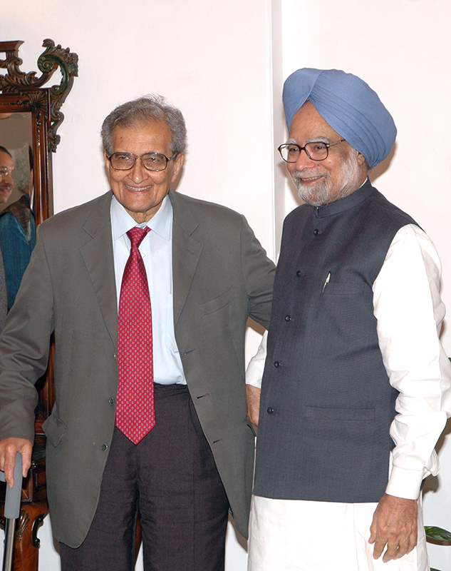 تظهر صورة أمارتيا كومار سين وهو يقف مع رئيس وزراء الهند الثالث عشر، الدكتور مانموهان سينغ.