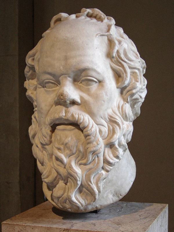 O busto de mármore branco enfatiza a testa enrugada e a linha do cabelo recuada de Sócrates com nariz de pug, mechas encaracoladas e barba cheia.